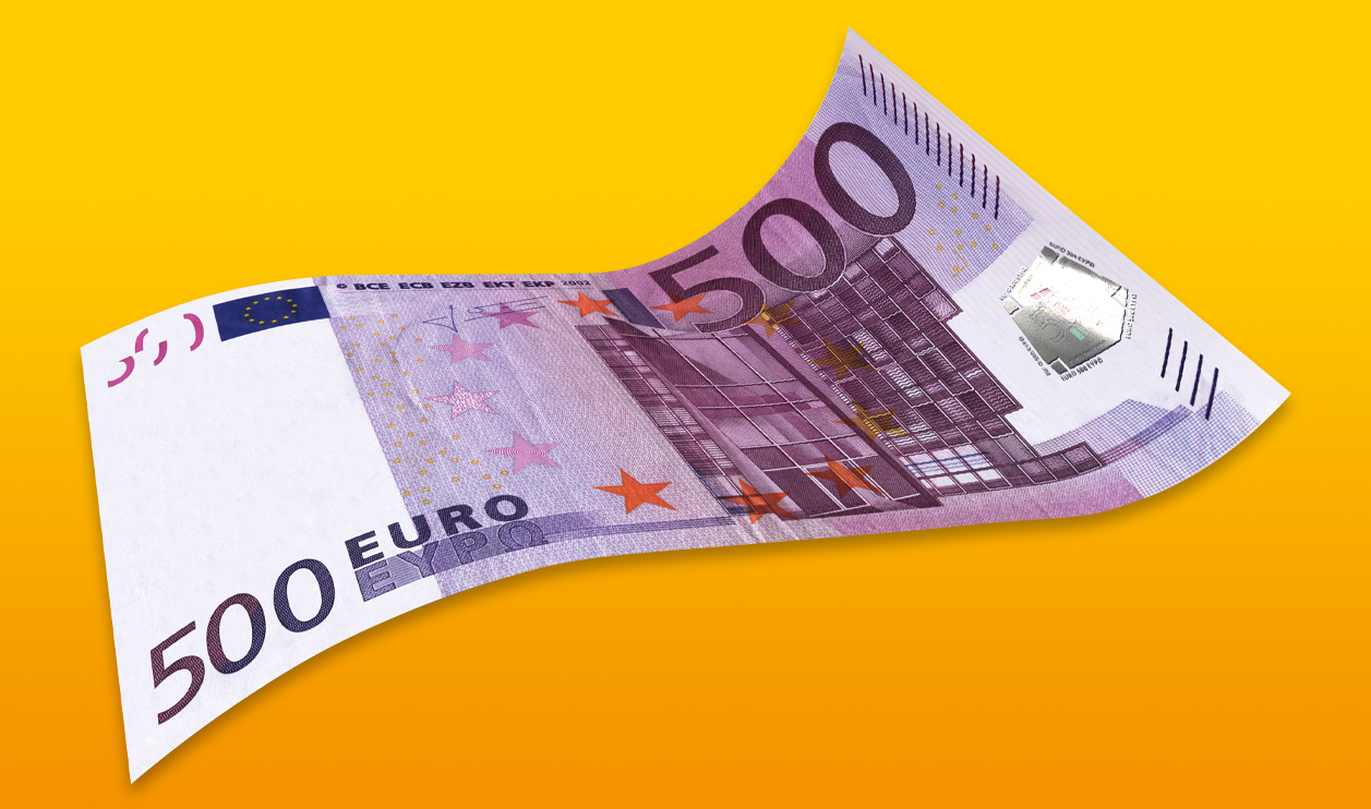 Ein 500-Euro-Schein liegt gewellt auf einem orangefarbenen Hintergrund.