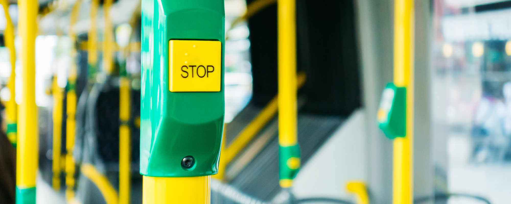 Stop-Knopf in Straßenbahn.