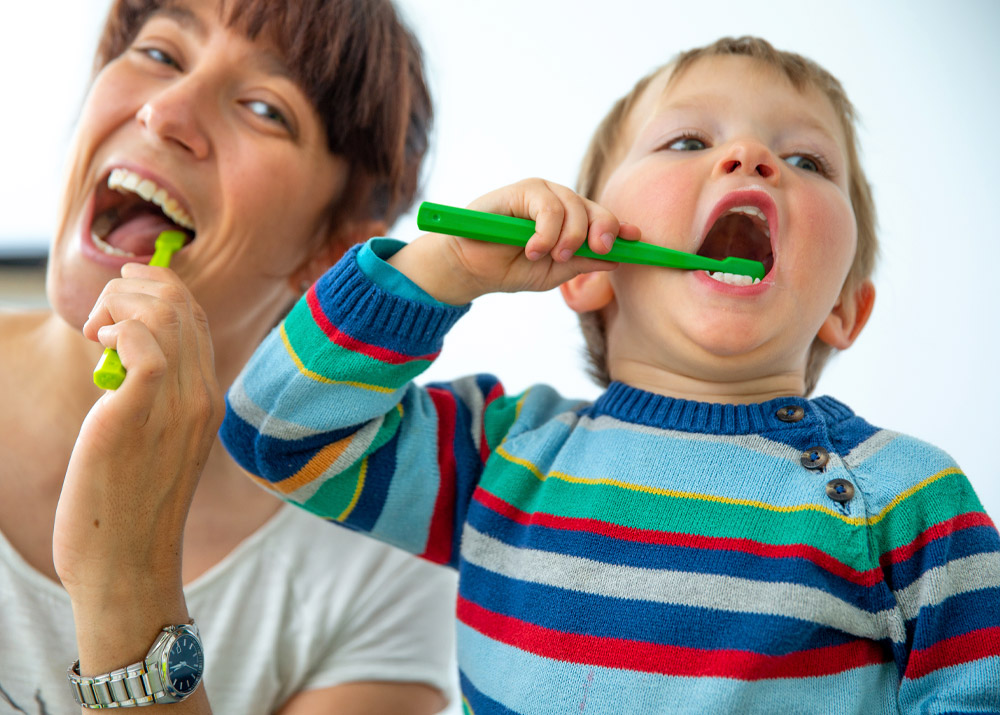 Mutter und Sohn beim fröhlichen Zähneputzen